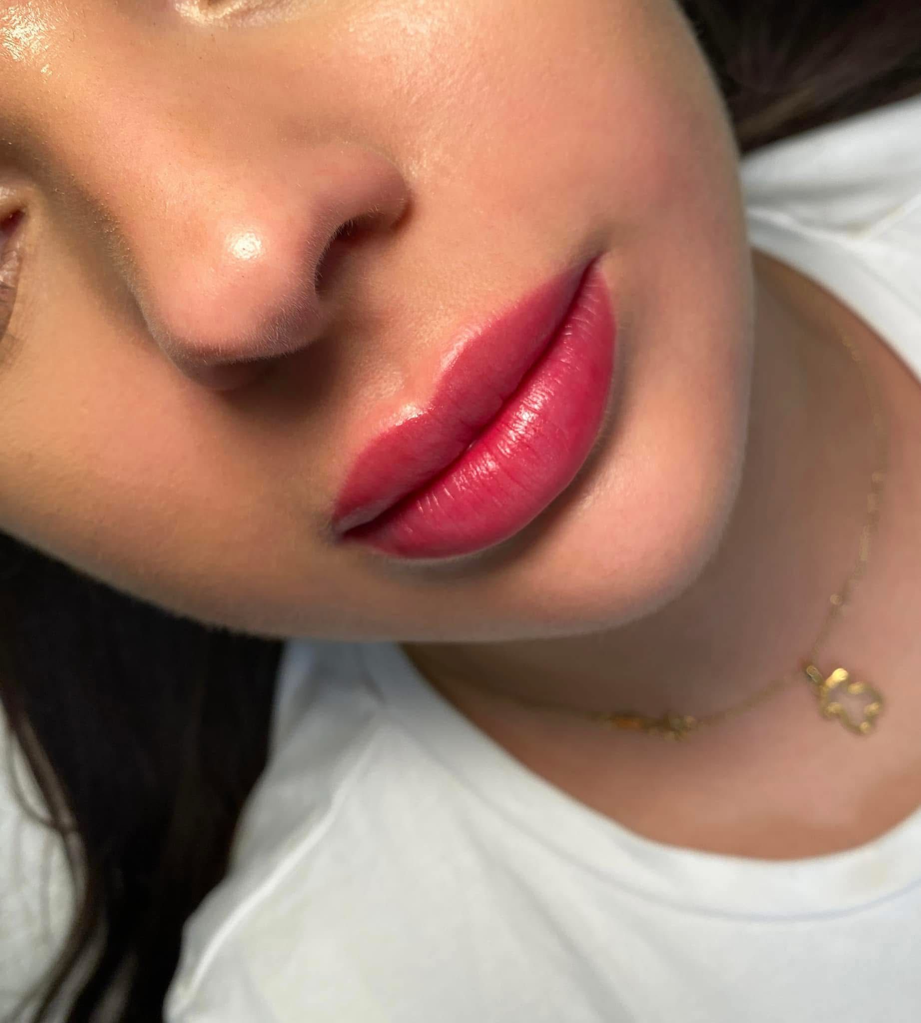 Miękki kontur ust po makijażu permanentnym